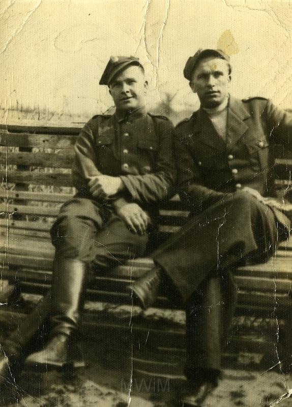 KKE 2282.jpg - Fot. Na ławce. Od lewej: Witold Kołakowski – tata Janusza Kołakowskiego, Roman Kołakowski w mundurach Armii Polskiej, 1945/46 r.
